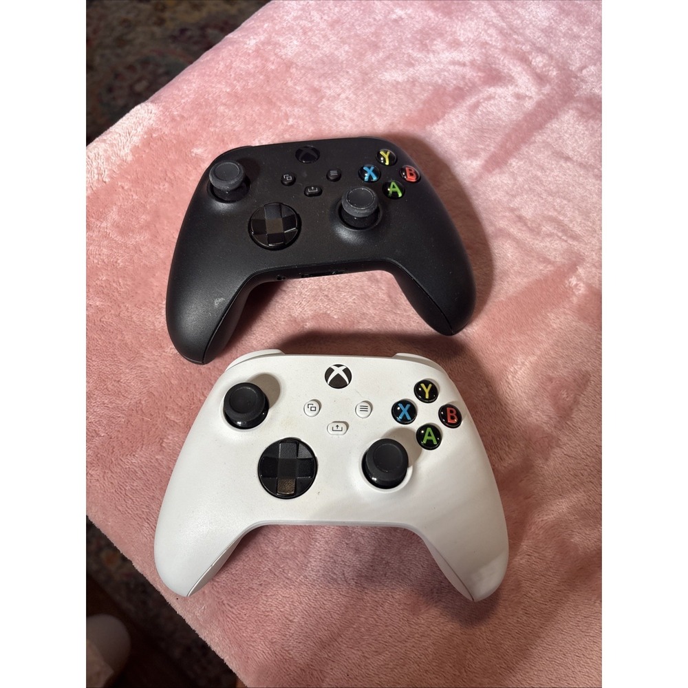 x2 Microsoft Xbox One Wireless Controller 1 White  1 Black With Battery Cover